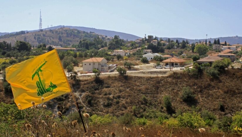 Un steag Hezbollah flutură în câmpia Khiyam, pe partea libaneză a graniței cu Israelul. Sursa foto: Profimedia Images