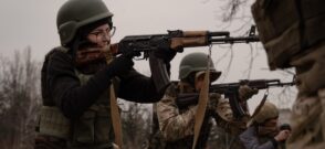 Ucraina, presată să rezolve criza de recruți prin mobilizarea femeilor
