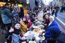 Mii de locuitori din Anvers s-au adunat duminică seara pentru a se bucura împreună de masa de Paști și de Iftar. Sursa foto: Profimedia Images