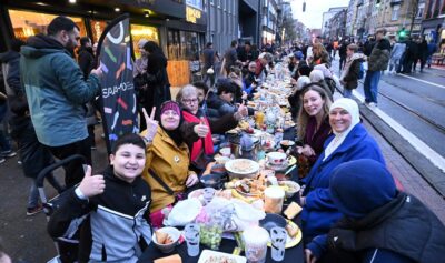 Mii de locuitori din Anvers s-au adunat duminică seara pentru a se bucura împreună de masa de Paști și de Iftar. Sursa foto: Profimedia Images