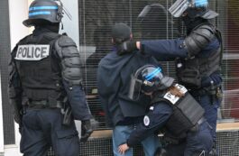 Poliția anti-revoltă pe o stradă din Franța/ Profimedia Images