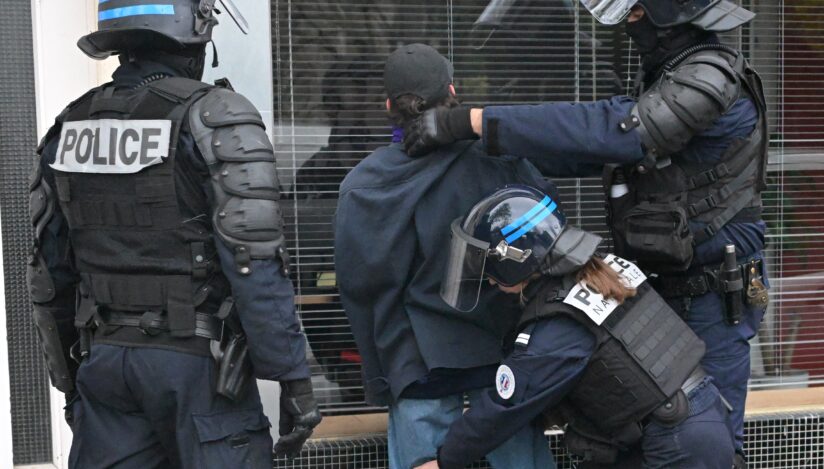 Poliția anti-revoltă pe o stradă din Franța/ Profimedia Images