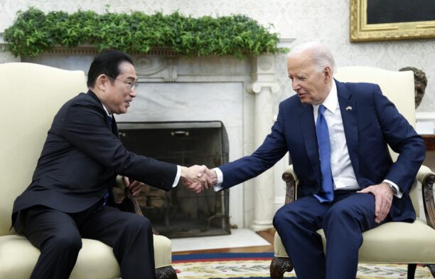Vizita premierului japonez Fumio Kishida la Washington. Întâlnire Joe Biden Fumio Kishida. Sursa foto: Profimedia images