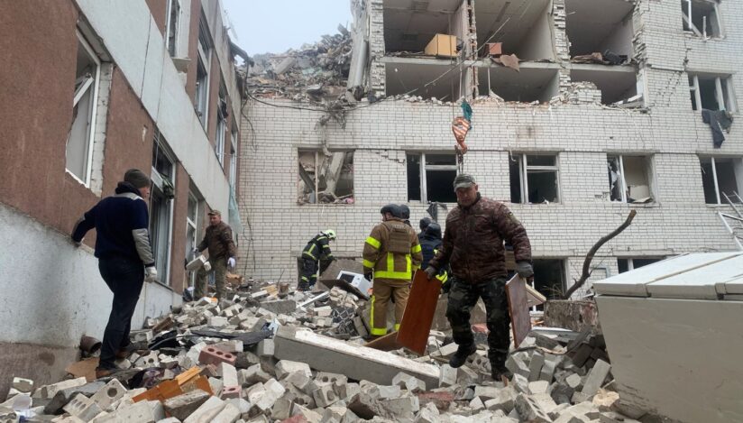 Cel puţin 11 persoane au fost ucise şi alte 50 au fost rănite miercuri dimineaţă într-un triplu atac rusesc asupra oraşului Cernigău. Sursa foto: Profimedia Images