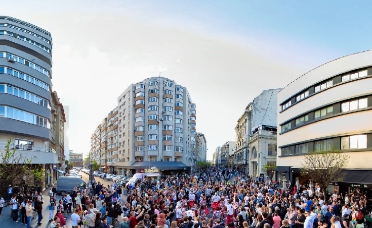Străzi Deschise: mii de persoane s-au plimbat prin centrul Capitalei în prima zi. Val de reproșuri privind zgomotul și aglomerația de la cei care locuiesc în zonă