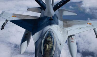 Piloţii români de F-16 au exersat realimentarea în aer pe timp de zi şi de noapte, prin intermediul programului de parteneriat dintre Alabama National Guard şi România. Sursa foto: Jaccob Hearn. Facebook -Forţele Aeriene Române