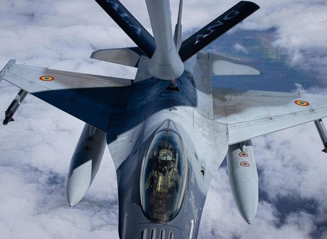 Piloţii români de F-16 au exersat realimentarea în aer pe timp de zi şi de noapte, prin intermediul programului de parteneriat dintre Alabama National Guard şi România. Sursa foto: Jaccob Hearn. Facebook -Forţele Aeriene Române