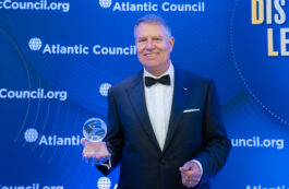 Preşedintele Klaus Iohannis a primit premiul Distinguished International Leadership pentru anul 2024, acordat de Consiliul Atlantic din SUA. Sursa foto: Administrația Prezidențială
