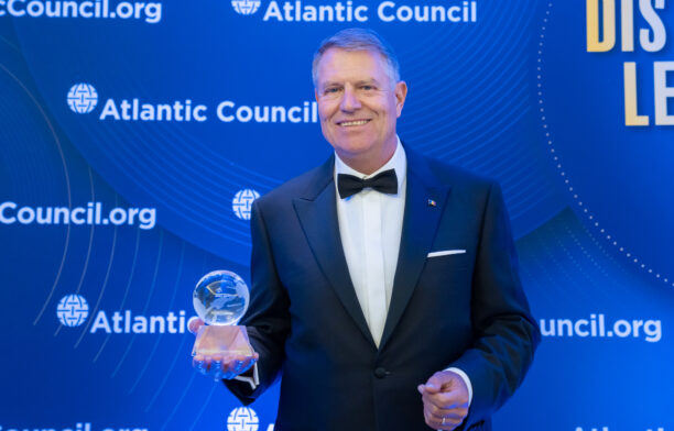 Preşedintele Klaus Iohannis a primit premiul Distinguished International Leadership pentru anul 2024, acordat de Consiliul Atlantic din SUA. Sursa foto: Administrația Prezidențială