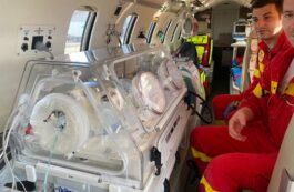 Bebebluș în stare critică transportat cu avionul SMURD. Sursa foto: Departamentul pentru Situaţii de Urgenţă