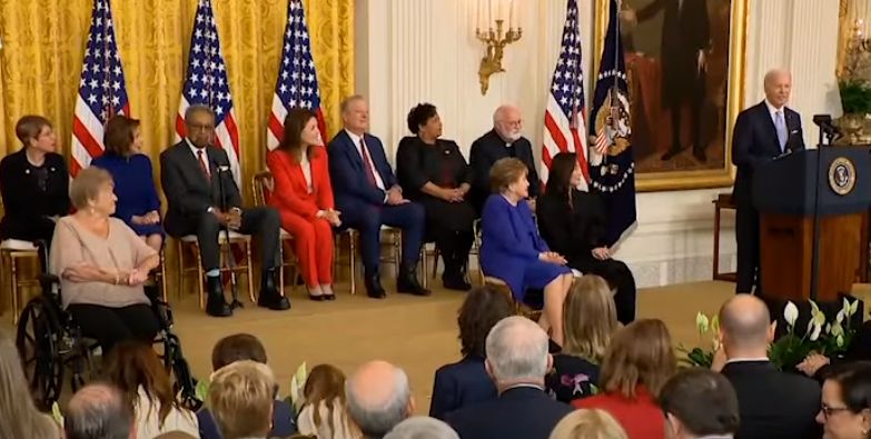 Preşedintele Joe Biden a acordat vineri ”Medalia libertății”, cea mai înaltă distincţie civilă americană unui număr de 19 personalităţi.