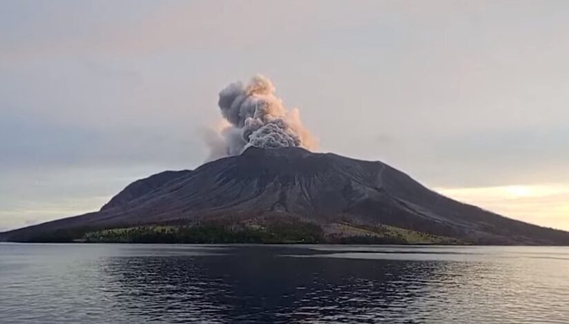 Erupţia vulcanului Muntele Ruang