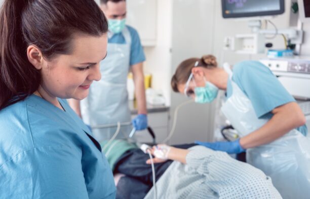 Echipă de medici și asistente care fac o colonoscopie. Sursa foto: Profimedia Images