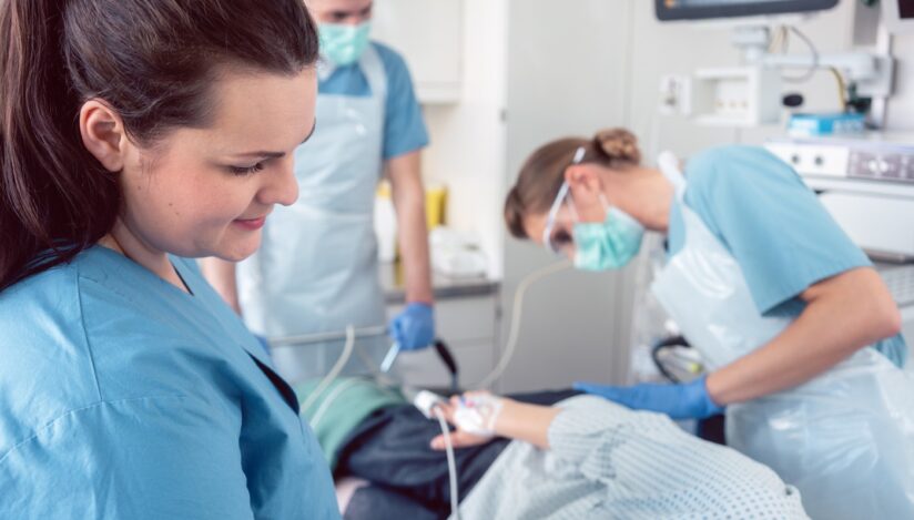 Echipă de medici și asistente care fac o colonoscopie. Sursa foto: Profimedia Images