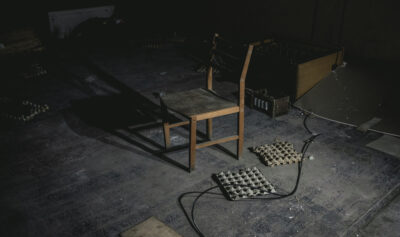 Camera de tortură cu aparatură pentru electroșocuri în Raionul Izium, regiunea Harkov. Sursa foto: Profimedia Images