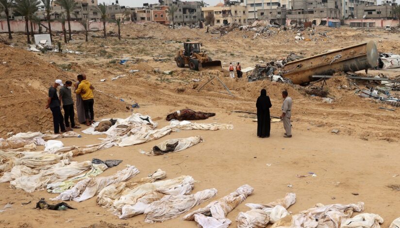 Groapă comună descoperită în apropierea spitalului Nasser, din Fâșia Gaza. Sursa foto: Profimedia Images