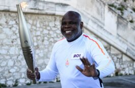 Ştafeta flăcării olimpice a început la Marsilia cu fostul fotbalist Basile Boli. Sursa foto: Profimedia Images