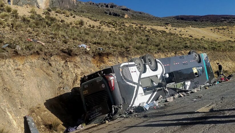 Un autobuz cade într-o prăpastie, cel puţin 16 morţi. Sursa foto: Profimedia Images