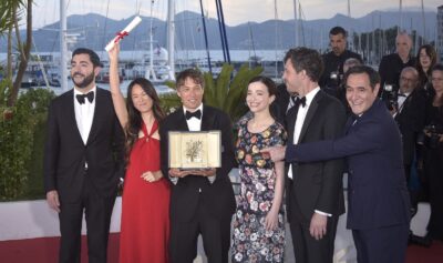 Vache Tovmasyan, Samantha Quan, Sean Baker, Mikey Madison, Alex Coco and Karren Karagulian au primit trofeul Palme d'Or pentru filmul ”Anora”. Sursa foto: Profimedia Images