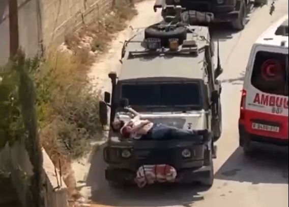 Soldaţi israelieni au legat un palestinian rănit de capota unui vehicul militar