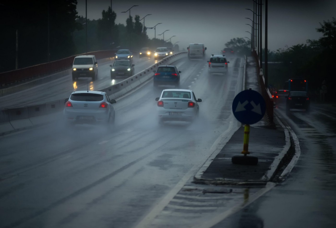 Cod galben de ploi torenţiale în Bucureşti şi 7 judeţe din sudul ţării, sâmbătă. Atenţionare de vânt în mai multe regiuni. Perioade cu instabilitate atmosferică şi temperaturi sub normele perioadei, în a doua parte a săptămânii viitoare - tvrinfo.ro