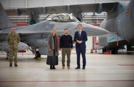 Președintele ucrainean Volodimir Zelensky, alături de premierul belgian Alexander De Croo și de ministrul Apărării Ludivine Dedonder, în fața unui avion de luptă F-16 la baza aeriană Melsbroek