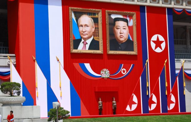 Portretele lui Vladimir Putin și Kim Jong-Un