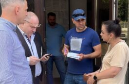 Membri ai USR Bacău, anchetaţi după ce au fost prinși împărţind pliante. Sursa foto: Facebook, Teodor Lazăr