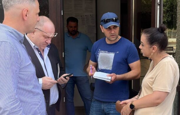 Membri ai USR Bacău, anchetaţi după ce au fost prinși împărţind pliante. Sursa foto: Facebook, Teodor Lazăr