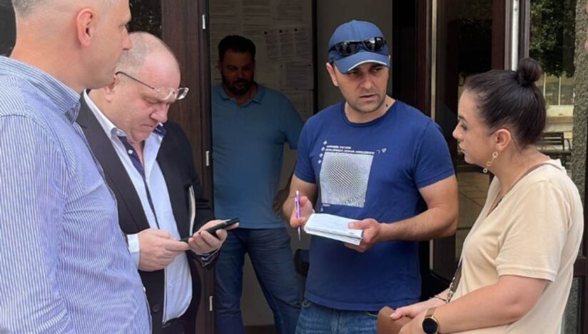 Membri ai USR Bacău, anchetaţi după ce au fost prinși împărţind pliante. Sursa foto: Facebook, Teodor Lazăr