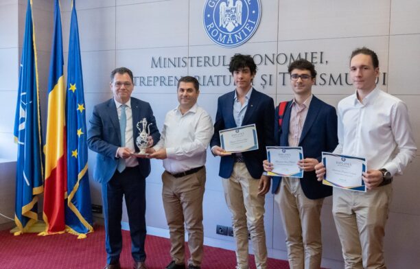 Cei trei elevi câştigători ai International Science and Engineering Fair din Los Angeles. Sursa foto: Ministerul Economiei, Antreprenoriatului și Turismului