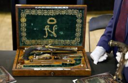 Două pistoale cu care Napoleon a vrut să se sinucidă, vândute la licitaţie pentru 1,69 milioane de euro. sursa foto: Profimedia Images