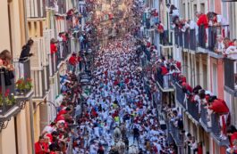 Sărbătoarea de San Fermin în oraşul Pamplona. Sursa foto: Profimedia Images