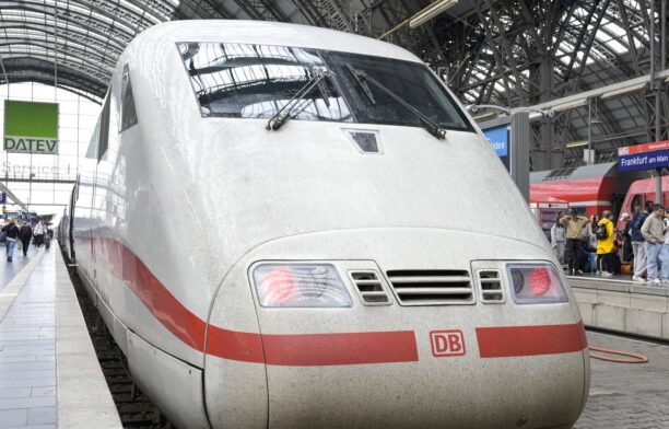 Cale ferată la Frankfurt. Tren în Frankfurt, Germania. Deutsche Bahn. Sursa foto: Profimedia Images