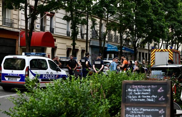 O maşină a lovit miercuri terasa unei cafenele din Paris. Poliția franceză. Polițiști francezi. Sursa foto: Profimedia Images
