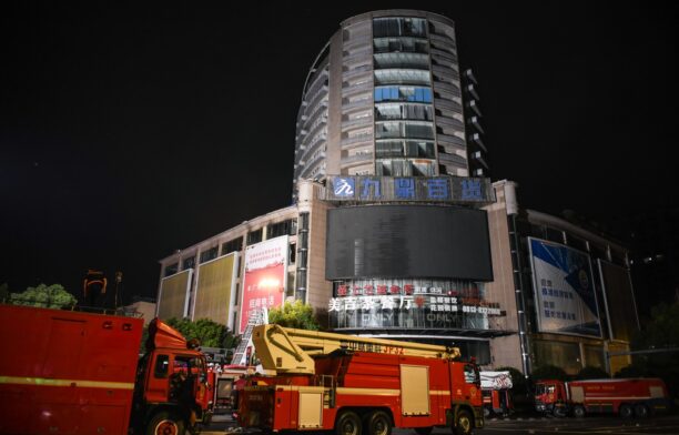 Un incendiu într-un centru comercial din sud-vestul Chinei a ucis cel puţin 16 persoane. Sursa foto: Profimedia Images