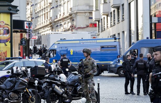 Un polițist francez a fost atacat cu un cuțit în Paris. Poliția franceză. Sursa foto: Profimedia Images