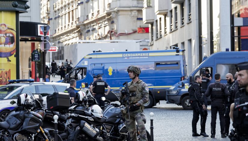 Un polițist francez a fost atacat cu un cuțit în Paris. Poliția franceză. Sursa foto: Profimedia Images