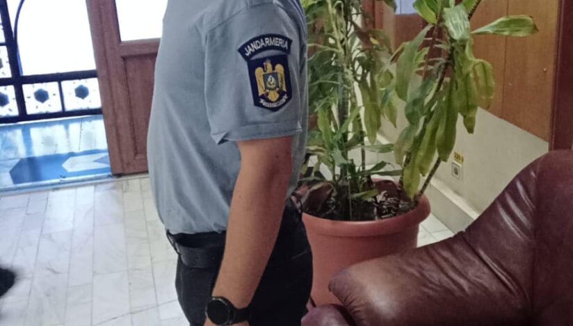 Bărbat îmbrăcat în jandarm şi având o armă neletală. Sursa foto: IJJ Vrancea