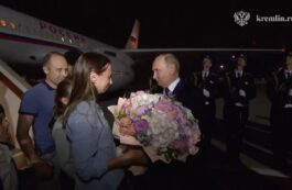 Vladimir Putin i-a primit pe aeroportul Vnukovo pe cei opt cetăţeni ruşi eliberaţi. Sursa foto: Profimedia Images