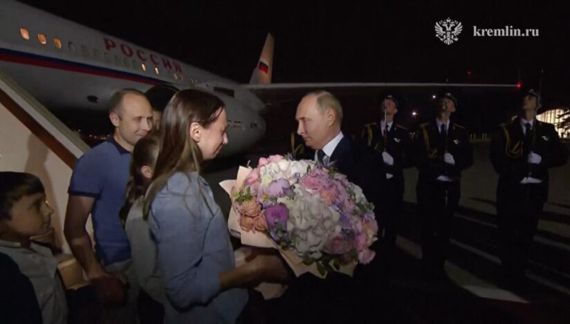 Vladimir Putin i-a primit pe aeroportul Vnukovo pe cei opt cetăţeni ruşi eliberaţi. Sursa foto: Profimedia Images