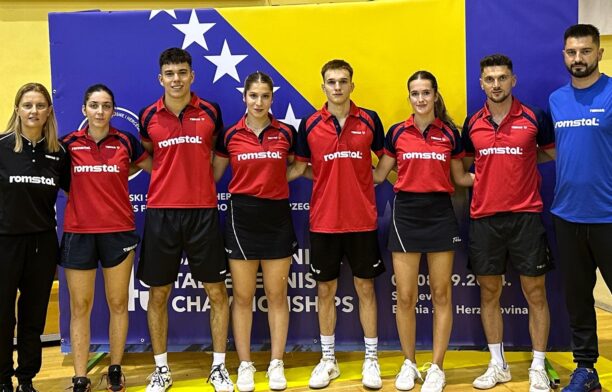 Sportivi români la Campionatele Balcanice de seniori de la Sarajevo. Sursa foto: Federația Română de Tenis de Masă