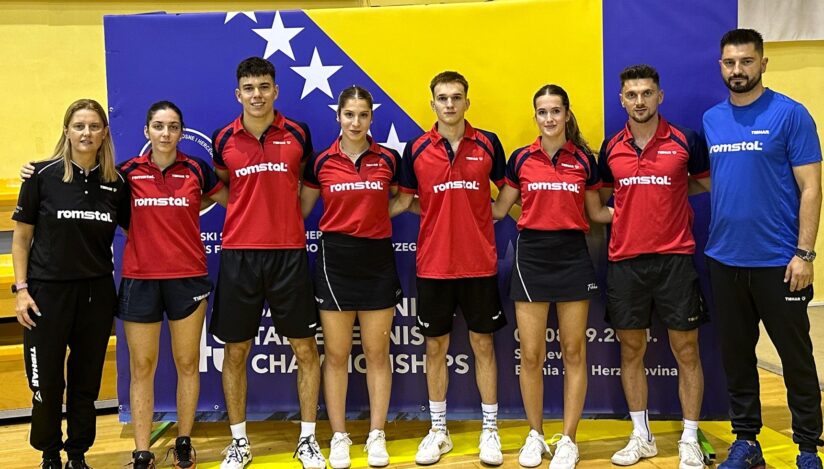 Sportivi români la Campionatele Balcanice de seniori de la Sarajevo. Sursa foto: Federația Română de Tenis de Masă