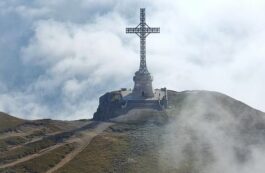 Crucea comemorativă a Eroilor români din Primul Război Mondial de pe Vârful Caraiman. Sursa foto: Ministerul Apararii Nationale, Romania - www.mapn.ro
