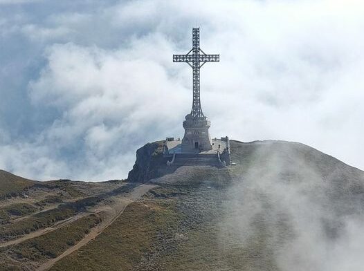 Crucea comemorativă a Eroilor români din Primul Război Mondial de pe Vârful Caraiman. Sursa foto: Ministerul Apararii Nationale, Romania - www.mapn.ro