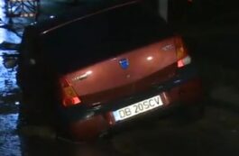 Mașină blocată într-o groapă din carosabil în Chiajna