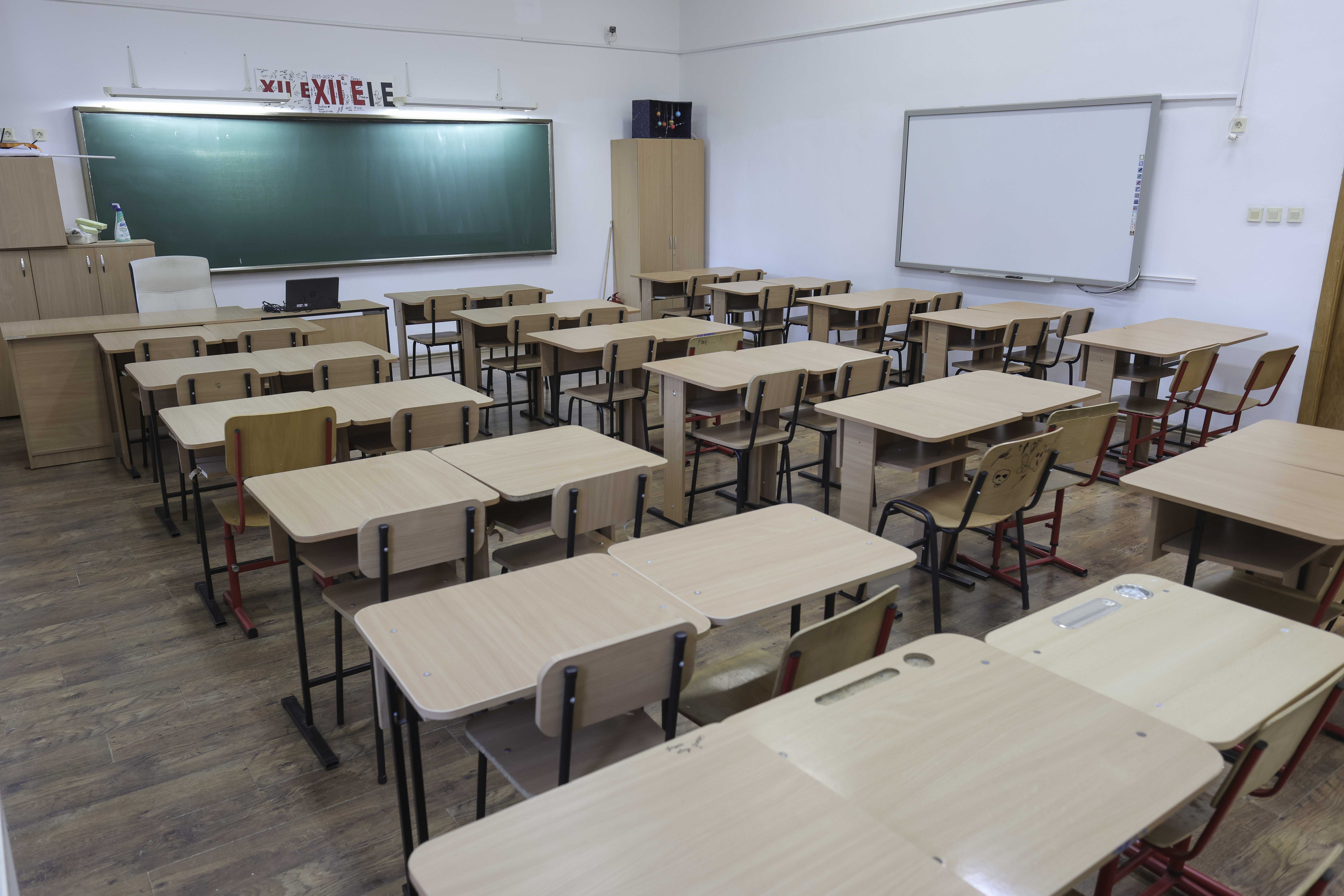 Unele acte de studii din învăţământul preuniversitar vor avea cod QR, începând cu anul școlar viitor