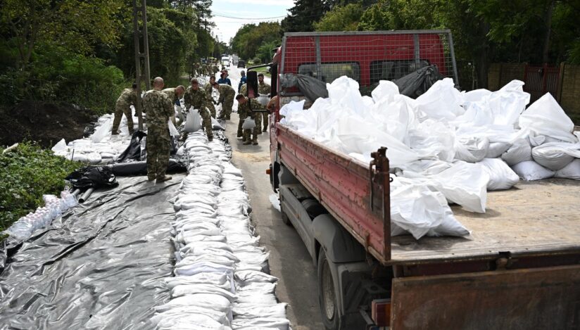 Dig temporar pentru prevenirea inundațiilor. sursa foto: Profimedia Images