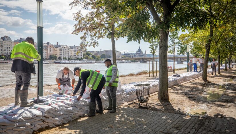 Pregătiri pentru inundații în Budapesta. Sursa foto: Profimedia Images