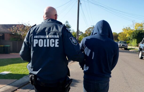 Creatorul aplicaţiei de comunicare criptată Ghost, arestat. Polițist australian. Sursa foto: Profimedia Images